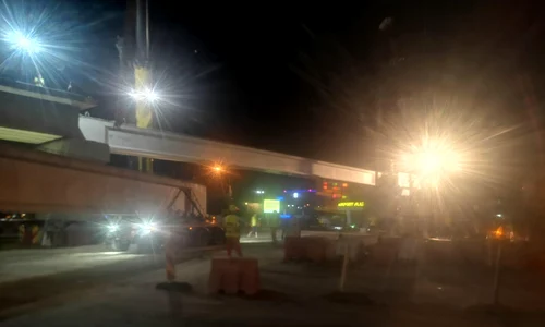 Primele grinzi care supratraversează DN1 au fost montate azi noapte jpeg
