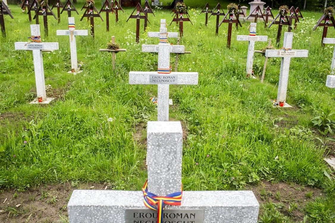 Crucile eroilor români din cimitirul de la Valea Uzului au fost demolate FOTO Mugur Vărzariu