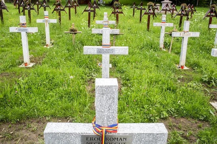 Crucile eroilor români din cimitirul de la Valea Uzului au fost demolate FOTO Mugur Vărzariu