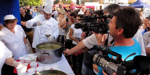 Viceprimarul-bucătar Prina în acţiune...