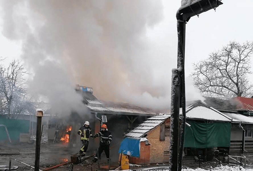 17 pisici, scoase de pompieri dintr-o casă în flăcări. Proprietarul s-a ales cu arsuri la cap şi mâini