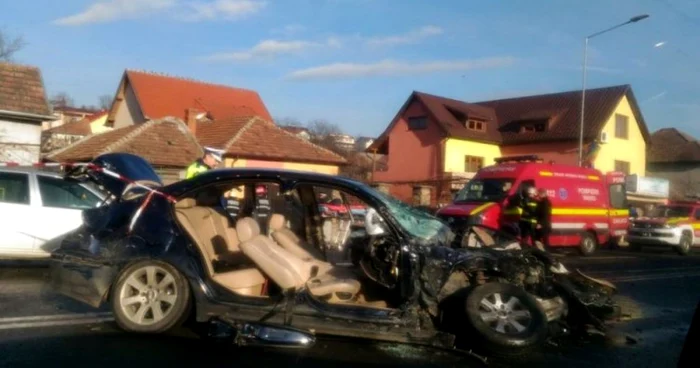 Imagine cu una dintre maşinile implicate în accident  FOTO: Info Trafic Cluj/via someseanul.ro