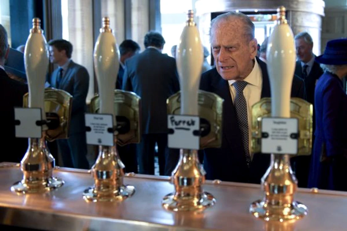 Prințul Phillip s-a relaxat într-un pub