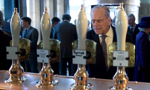 Prințul Phillip s a relaxat într un pub jpeg