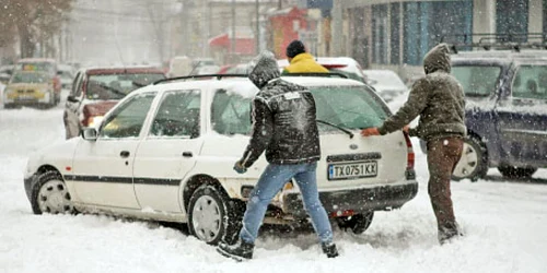 Câţiva bulgari care au fost în weekend la Constanţa au rămas cu maşinile înzăpezite pe străzi