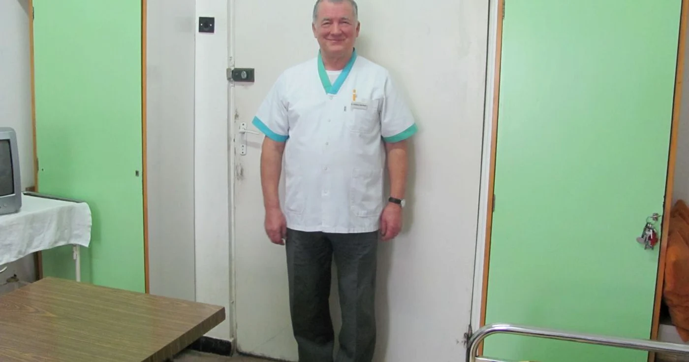 Doctorul Gheorghe Samoilă îşi bea cafeaua de dimineaţă cu soţia 