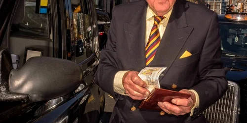 Douggie Wallace şi proiectul Harrodsburg prin care sunt prezentate obiceiurile de consum ale bogaţilor. FOTO Dougie Wallace/Facebook