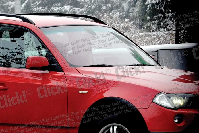 Fostul iepuraş Playboy  Raluca Lăzăruţ a vorbit la  telefon în timp ce conducea (Fotografii: Alex Muscaliu)