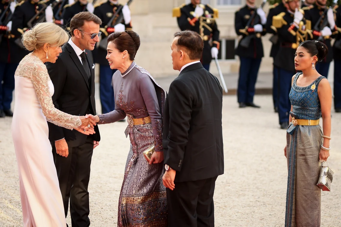 Emmanuel Macron, Regele Rama X al Thailandei, Regina Suthida, Brigitte Macron și Prințesa Sirivannavari la Palatul Elysee. FOTO: Profimedia