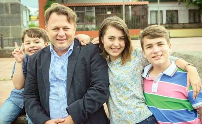 
    Dragoş Dolănescu, alături de cele  mai importante fiinţe din viaţa sa:  mezinul Darius (6 ani şi jumătate),  frumoasa Maria de Jesus (18 ani)  şi fiul cel mijlociu, Ion (12 ani).  