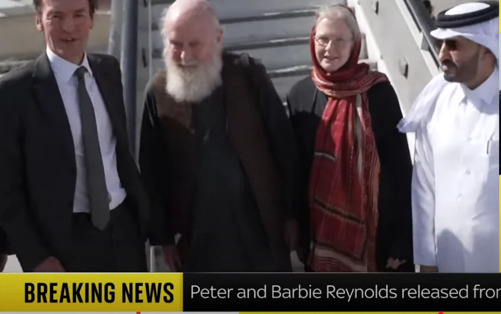 Doi soți britanici reținuți de talibani în Afganistan au fost eliberați după șapte luni de calvar. Au fost filmați în timp ce părăseau țara cu avionul