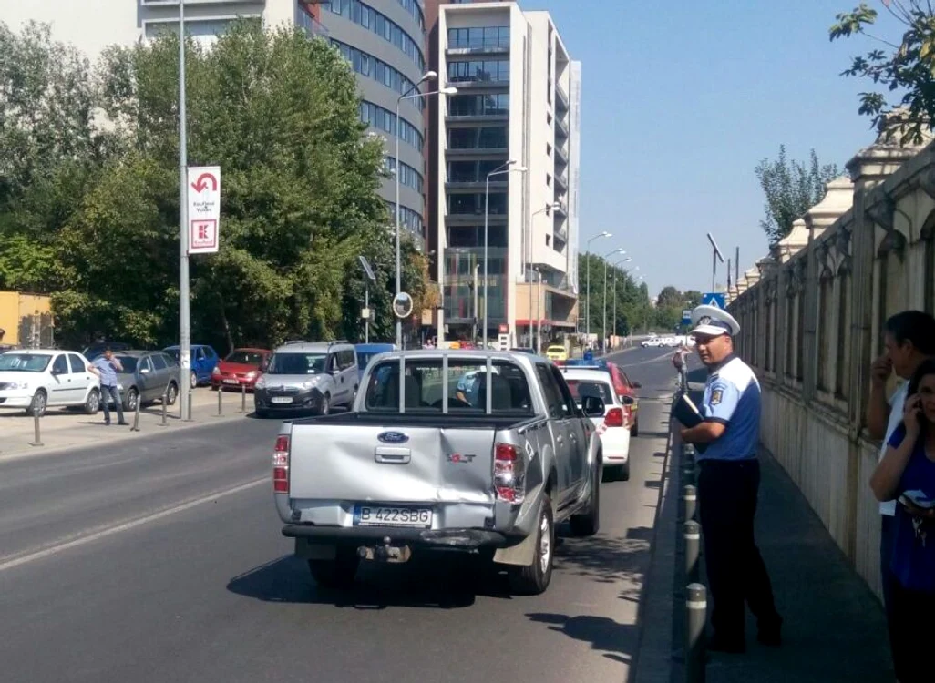 Aceasta este mașina lovită în spate de autobuz