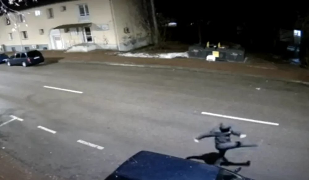 Bărbatul care a avariat 19 mașini pe o stradă din Suceava, reținut. Momentul a fost surprins de o cameră de supraveghere VIDEO