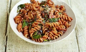 Paste fusilli cu spanac si rosii jpeg