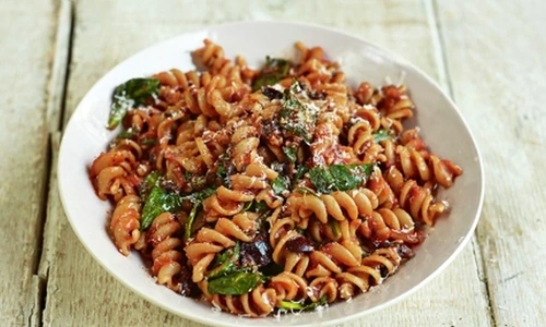 Paste fusilli cu spanac si rosii jpeg