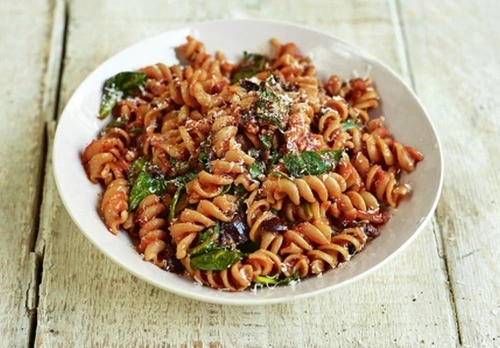 Paste fusilli cu spanac si rosii jpeg