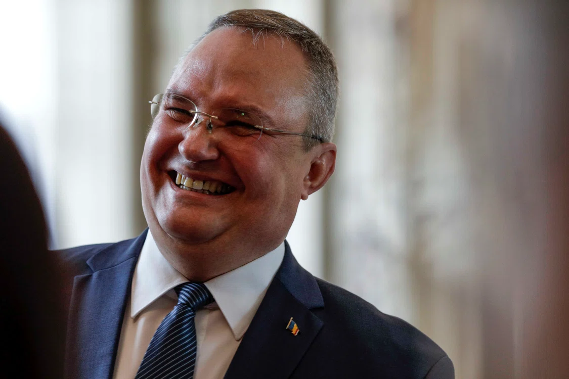 Nicolae Ciucă în timp ce râde