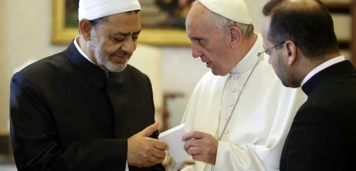 Şeicul Ahmed el-Tayeb (stânga), primit la Vatican de Papa Francisc FOTO AP