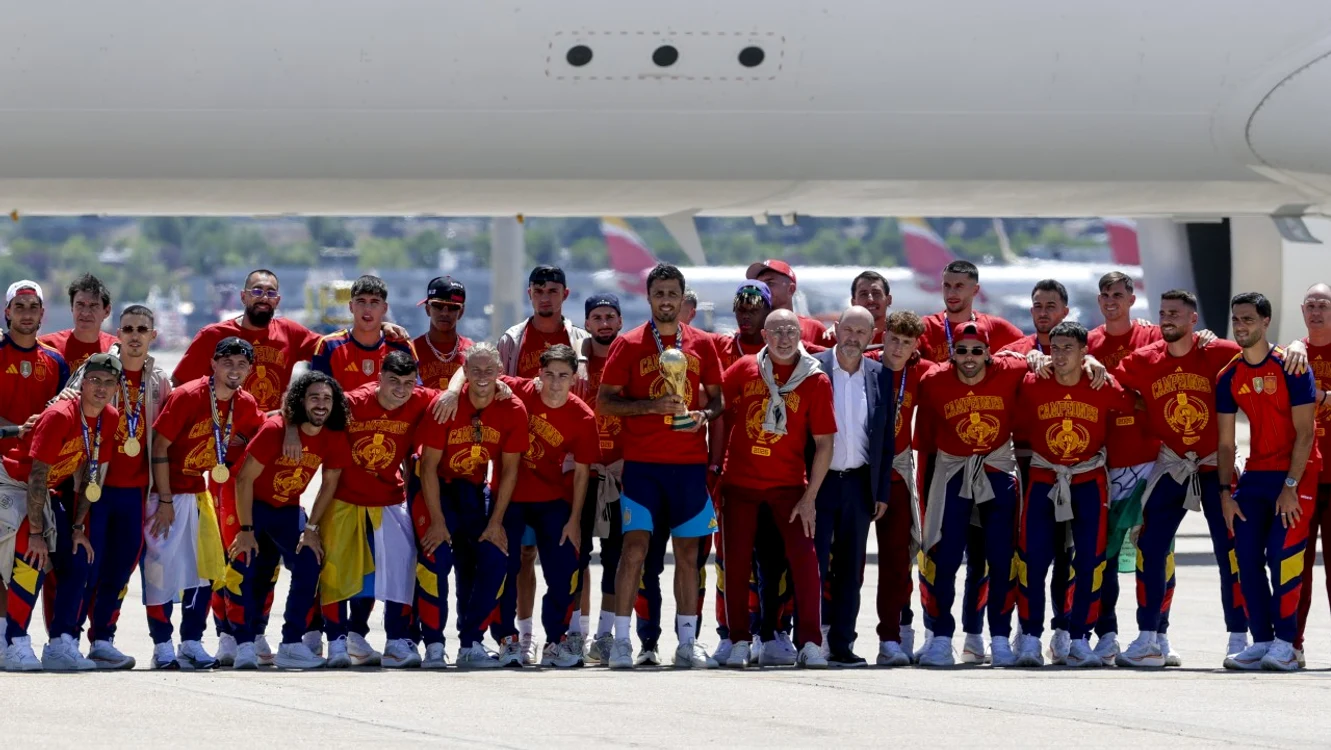 Fotbaliștii Spaniei au făcut o fotografie pe aeroportul din Madrid (Foto: EPAImages)