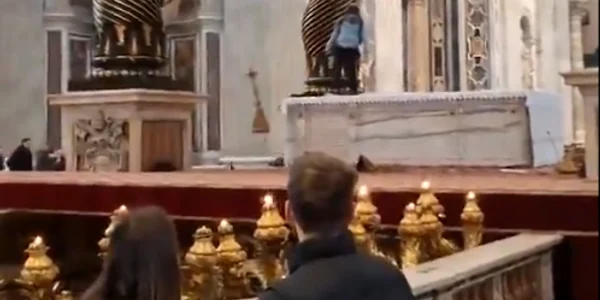 roman vandalizat vatican FOTO Captura video