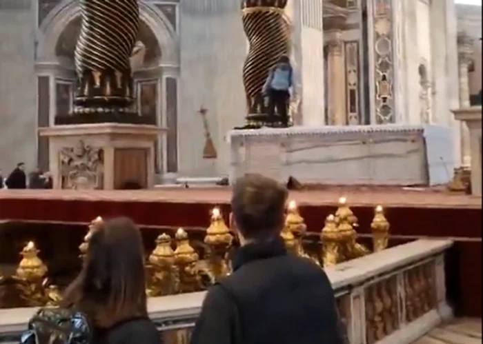 Bărbatul s-a urcat pe altar, de unde a aruncat mai multe obiecte valoroase FOTO Captură video