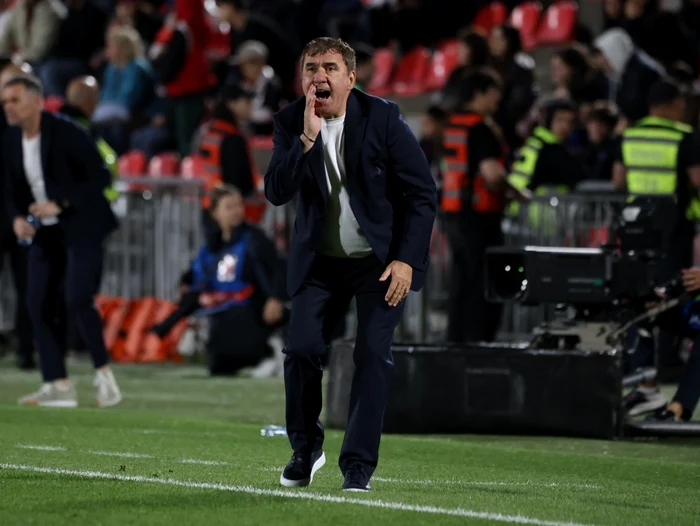 În timpul meciului de la Tbilisi, Hagi le-a dat sfaturi jucătorilor săi (Foto: sportpictures)