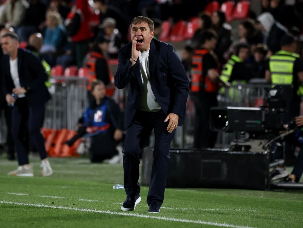 În timpul meciului de la Tbilisi, Hagi le-a dat sfaturi jucătorilor săi (Foto: sportpictures)