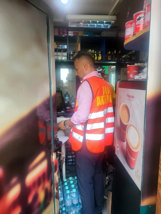 Inspector antifraudă în control la un mic magayin din Gara de Nord