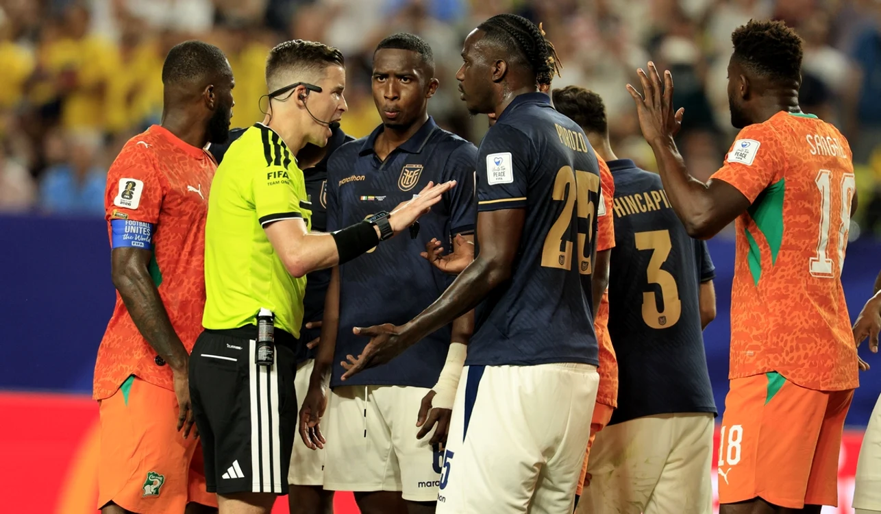 Arbitrul François Letexier a aplicat în premieră o regulă de arbitraj (FOTO: EPA)