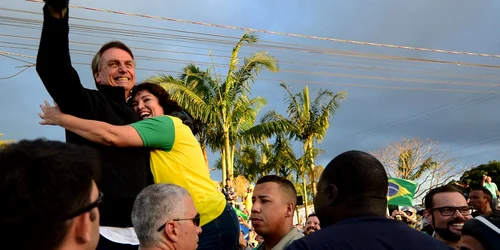 Jair Bolsonaro le face cu mâna susținătorilor FOTO AFP 