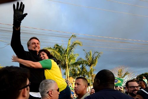 Jair Bolsonaro le face cu mâna susținătorilor FOTO AFP 