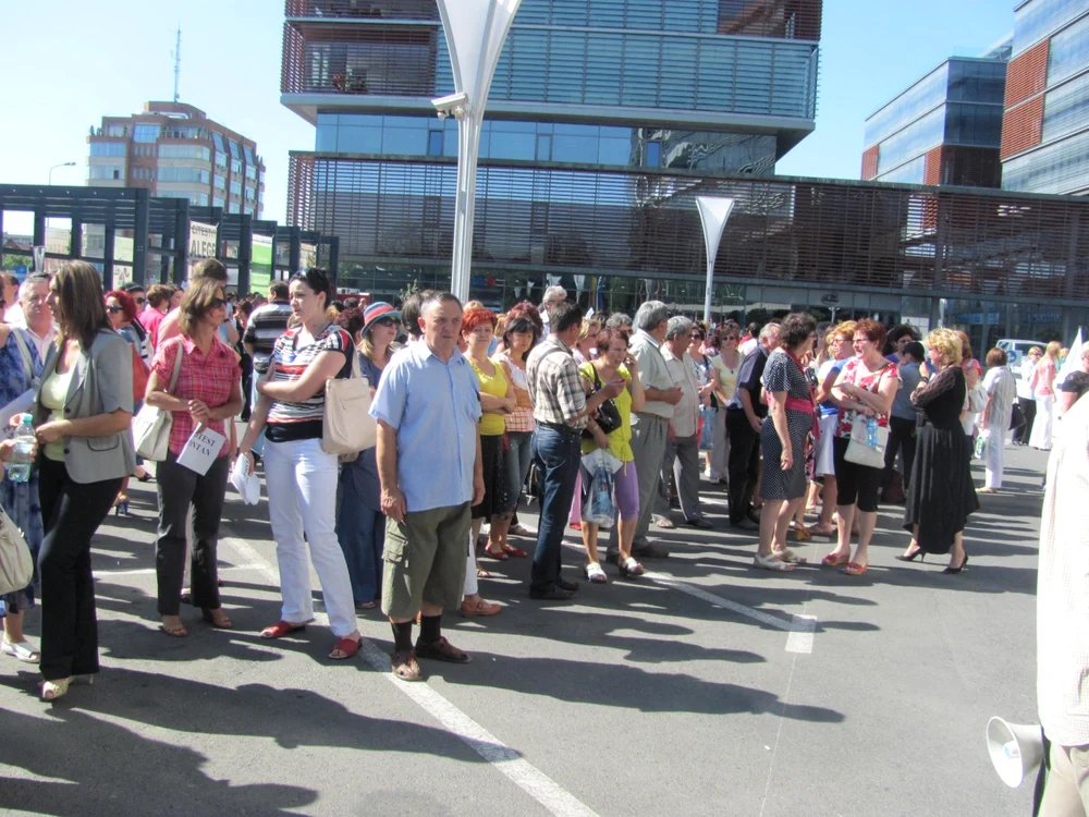 Finanţiştii din Timiş au ieşit astăzi în stradă. FOTO: Ştefan Both