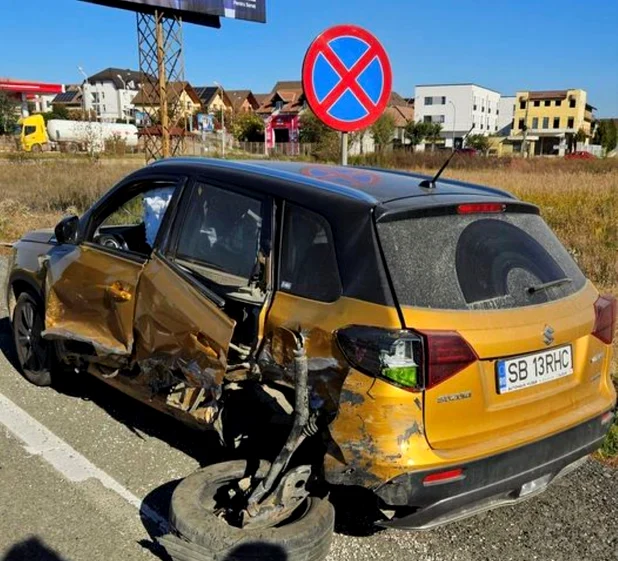 Aşa arată maşina lovită de elveţianul care fugea de poliţie. Foto Facebook