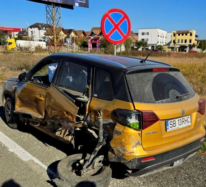 Aşa arată maşina lovită de elveţianul care fugea de poliţie. Foto Facebook