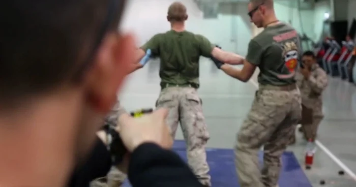 Un militar american este electrocutat de colegii săi în timpul antrenamentului. FOTO captură video