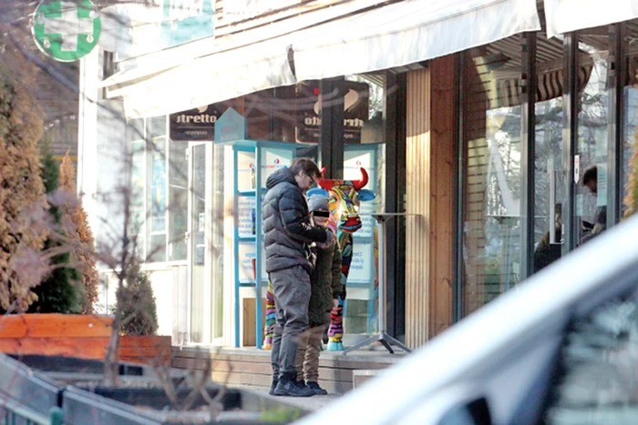 Florin a ieşit la o ţigară, alături de fiica lui