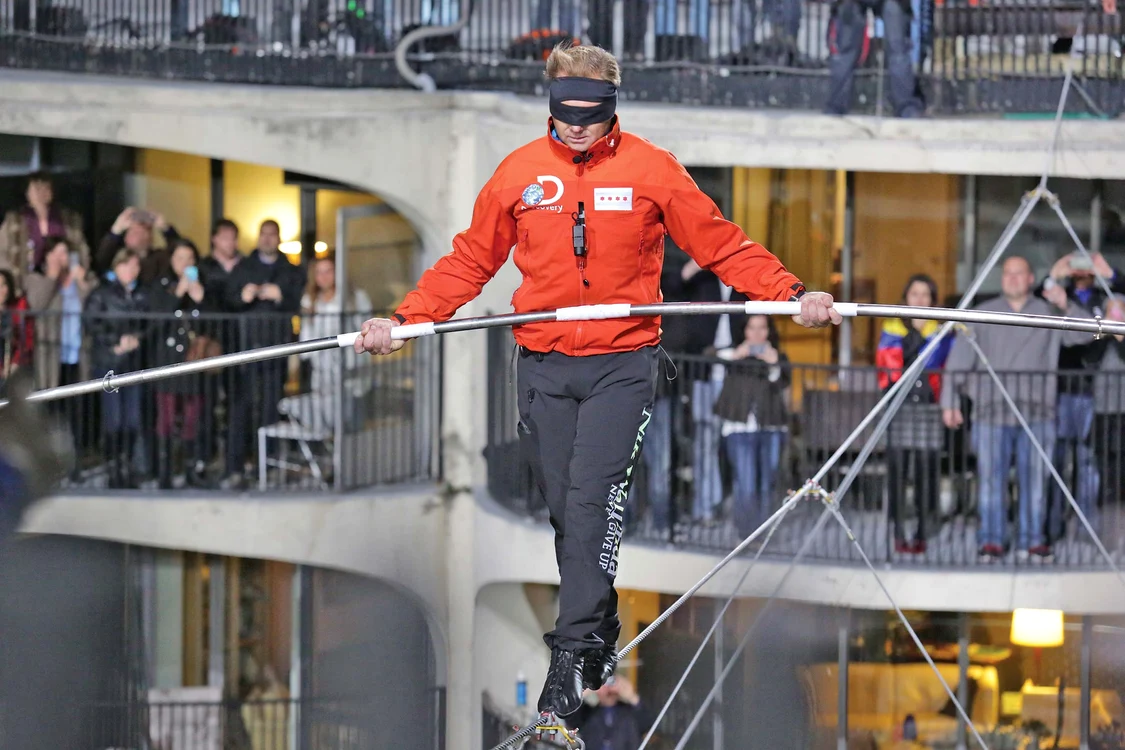 
    Nik Wallenda (35 de ani) traversează cu succes distanţa dintre două turnuri înalte de 179 mfotografii: ap  