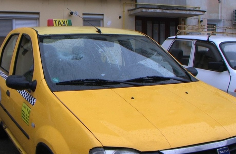 Șoferiță din Iași, bătută și înjurată de un taximetrist. „Mi-a deschis portiera, mi-a băgat pumnul în piept și mi-a dat cu cotul în barbă”