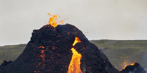 Islandezii au vizitat vulcanul Fagradalsfjall care a erupt în urmă cu câteva zile FOTO AFP 