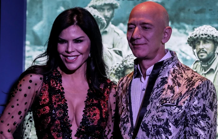 Jeff Bezos şi noua sa parteneră Lauren Sanchez FOTO EPA-EFE