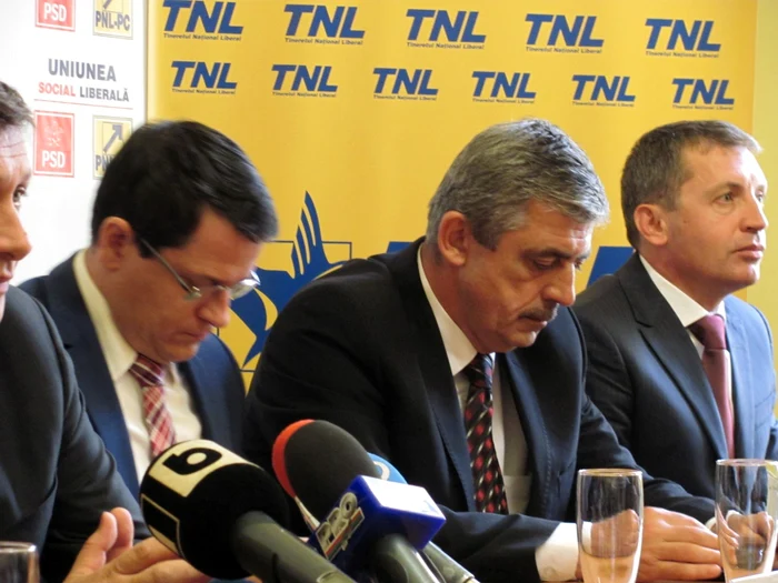 Secretarul general al PNL Eduard Hellvig (stânga) a anunţat PNL Cluj despre amânarea alegerilor. FOTO: Florina Pop