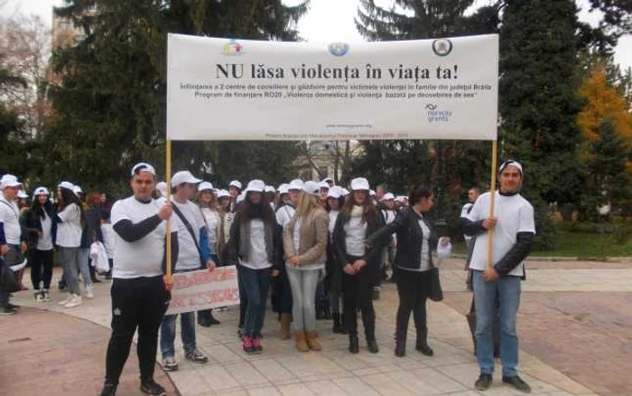 "Nu lăsa violenţa în viaţa ta a fost mesajul tinerilor către cetăţeni" FOTO: Alina Tatu