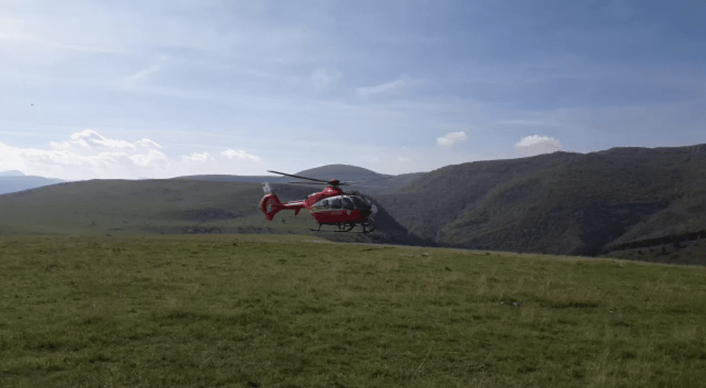 Bărbat căzut cu ATV-ul într-o carieră de piatră din Cheia. Pompierii clujeni au intervenit pentru salvarea rănitului