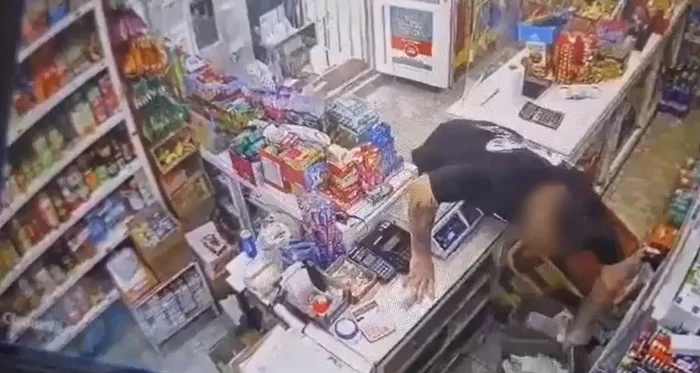 Momentul în care brăileanul fură cutiile cu bani din magazin FOTO captură video