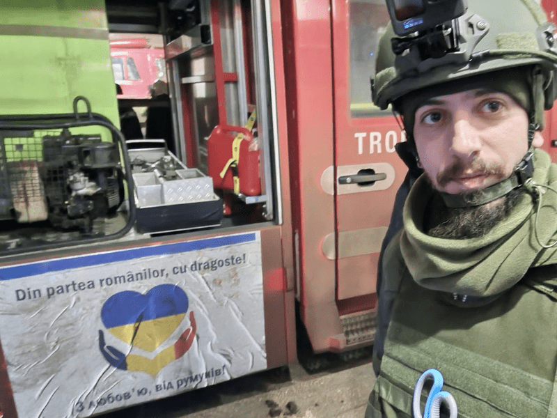 Brașoveanul care a dus o mașină de pompieri printre bombe, în Ucraina. Radu Hossu relatează de pe front
