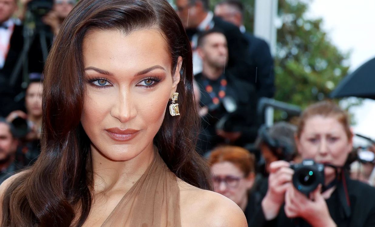Bella Hadid a întors toate privirile pe covorul roșu de la Cannes 2024 / foto: Profimedia
