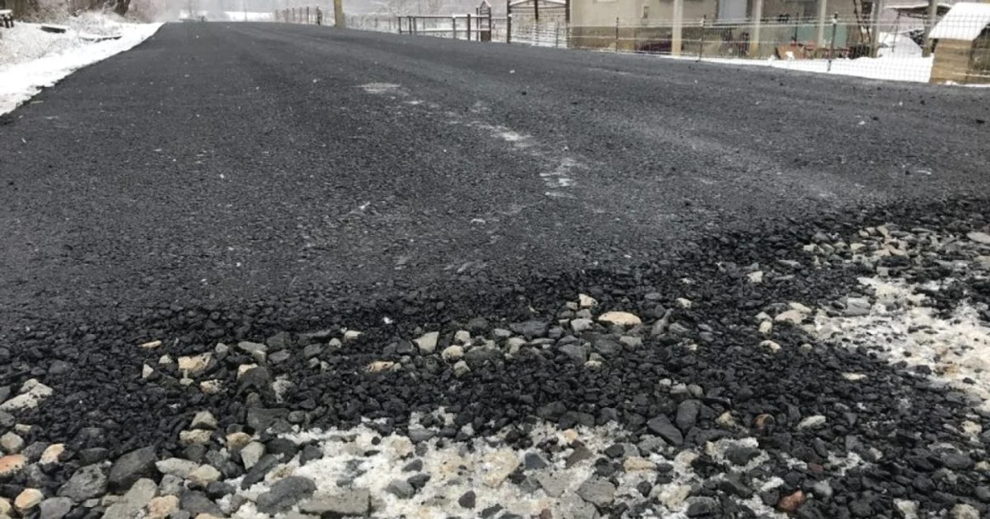Asfaltul turnat pe ninsoare. FOTO: Arhivă personală
