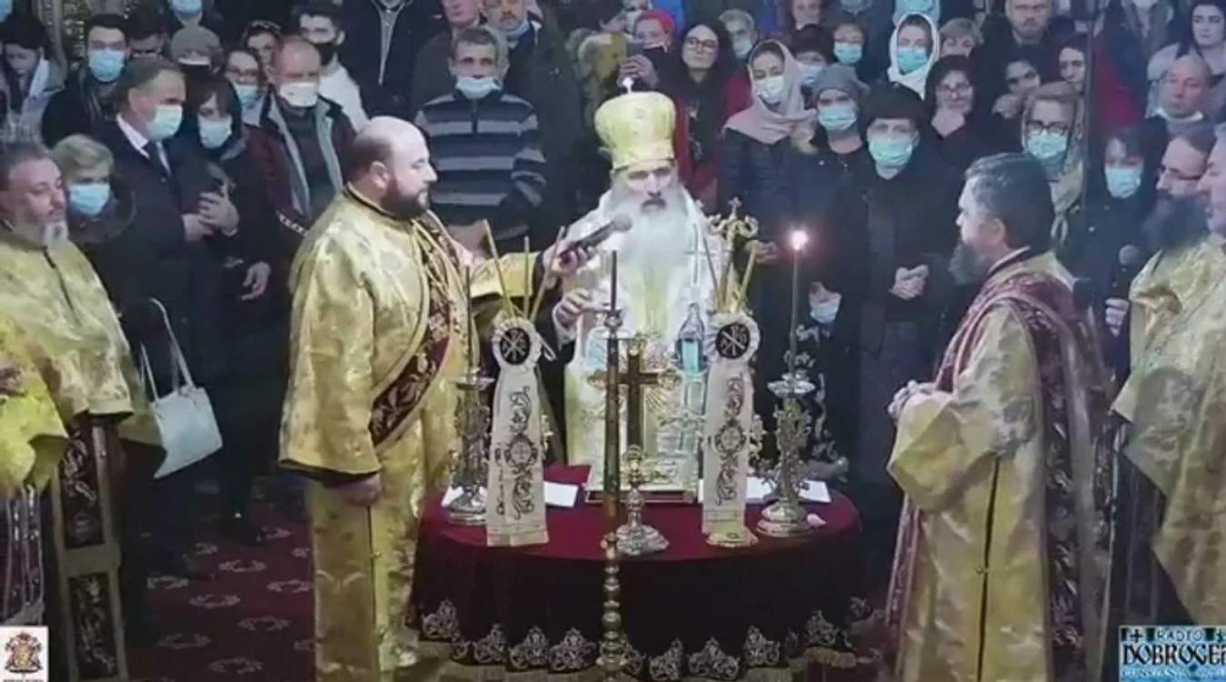 
    ÎPS Teodosie a oficiat slujba de Anul Nou după ora 23, oră de la care încep restricţiile de circulaţie în Constanţafoto: News.ro  