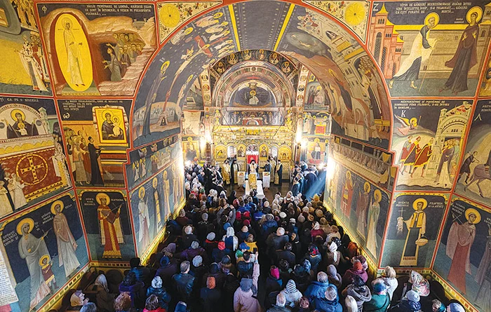 Sute de credincioși au venit să se închine la moaște la bisericile din Prahova. Foto: Basilica.ro