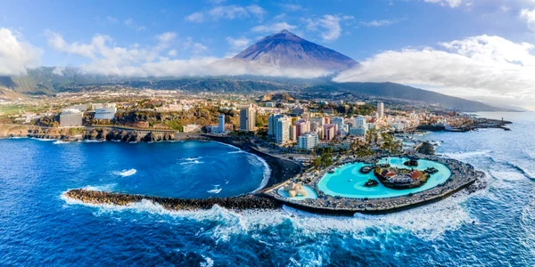 Vedere aeriană cu Puerto de la Cruz în fundal Teide insula Tenerife FOTO Shutterstock